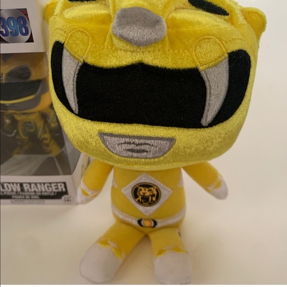 Power Rangers Yellow Ranger Funko #398 with Yellow Ranger Stuffed Toy NIB - Picture 7 of 8